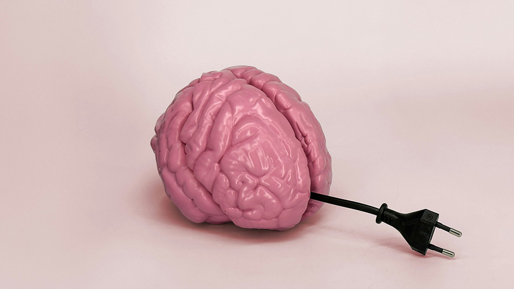 L’anxiété chronique s’est imposée comme un diagnostic omniprésent dans les discours cliniques et sociaux. Pourtant, derrière ce mot-valise, la souffrance singulière de nombreuses personnes est trop souvent réduite à une série de symptômes à éradiquer.